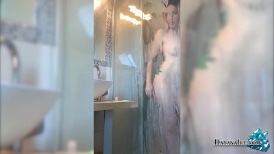 Baby med en saftig rumpa onanerar i duschen
